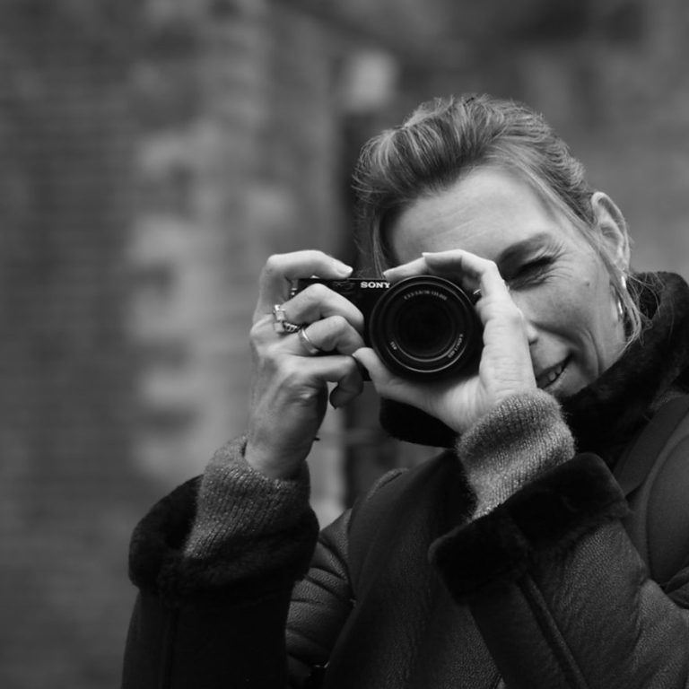 Esther Beil met fotocamera